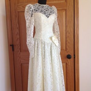 Vintage long sleeves open back bow lace dress EUC